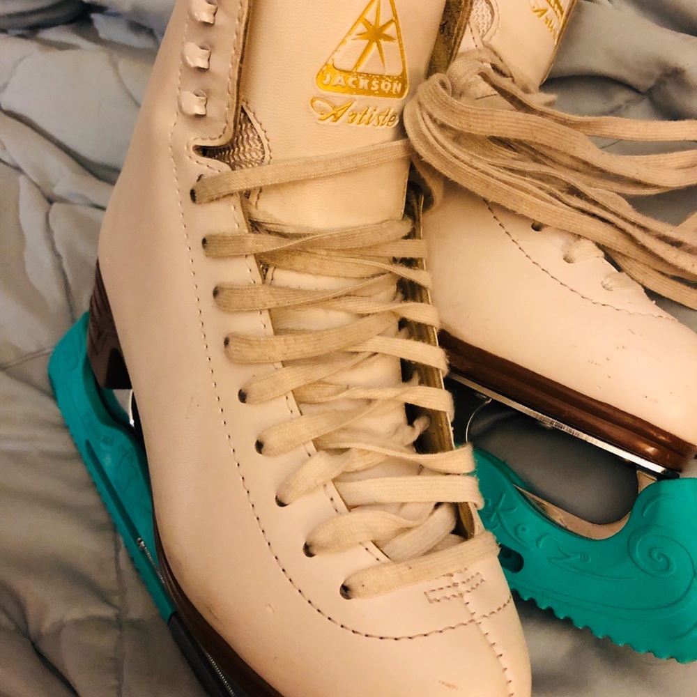 Figure skates